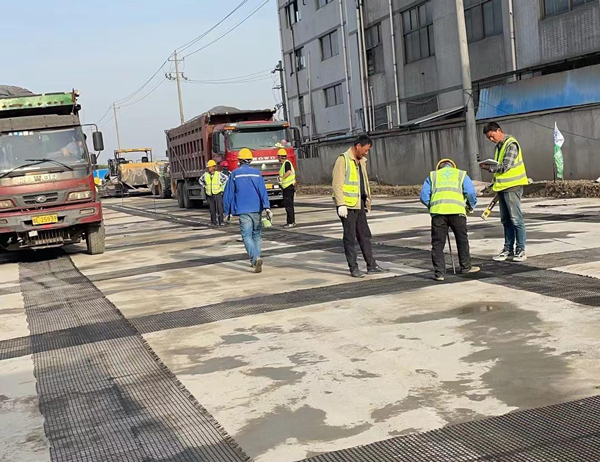 开阳老材料的新故事：玻璃纤维土工格栅如何在‘白改黑’浪潮中重获新生？